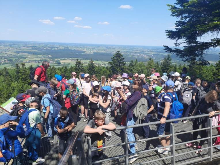 zdjęcie grupy 40 uczniów na tarasie widokowym Łysej Góry