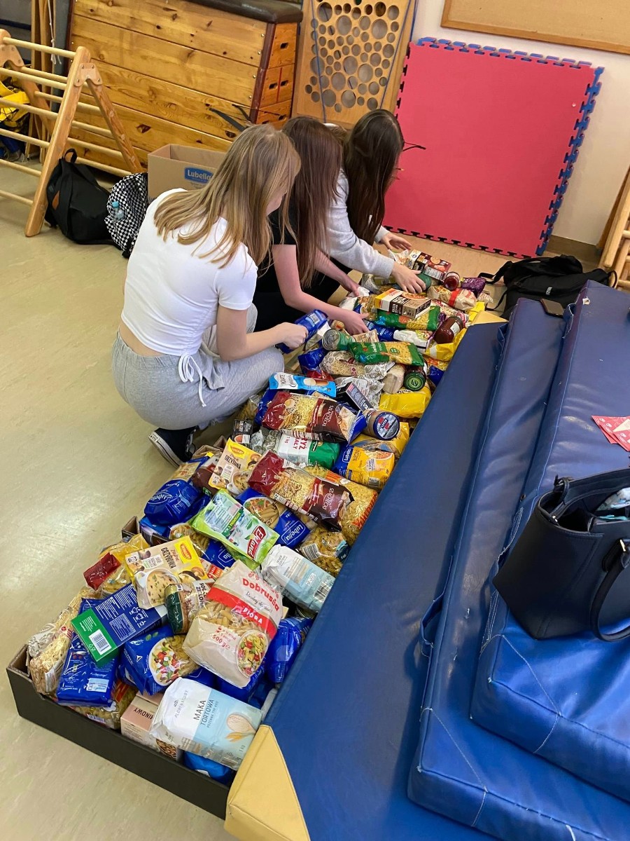 Zbiórka żywnośći w akcji TAK POMAGAM - uczniowie selekcjonujący żywność