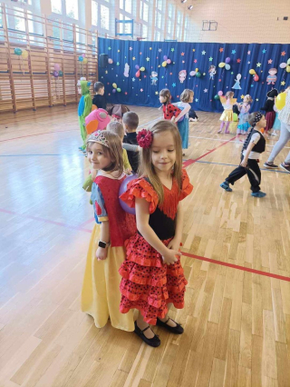 przedszkolaki tańczące w parach tyłem do siebie