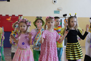 Grupa uczniów w kolorowych wiosennych strojach