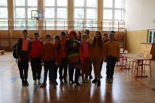 Grupa uczniów z wychowawcą ubrani na kolorowo 1 dzień wiosny