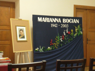 dekoracja na niebieskim tle Marianna Bocian oraz portret poetki