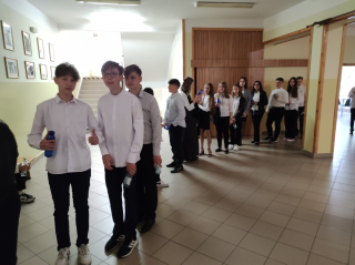 uczniowie czekający na wejście do sali 