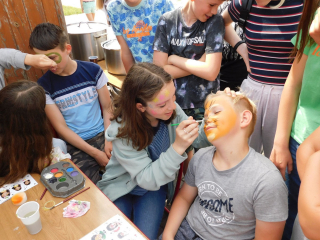 malowanie twarzy przez uczniów 