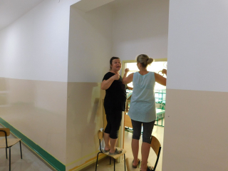 Prace remontowe w szkole w ramach Dostępnej szkoły malowanie ścian 