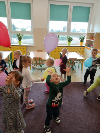 zabawa balonami przez dzieci 