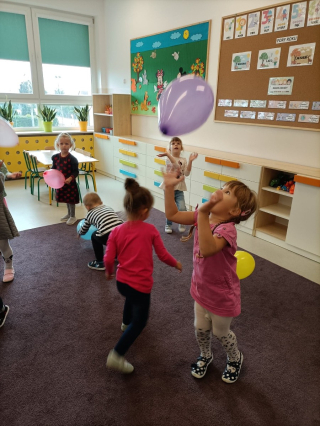 zabawa balonami przez dzieci 
