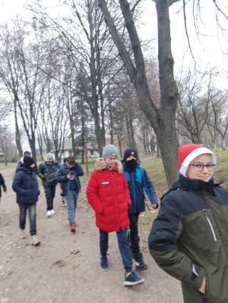 uczniowie idący ścieżką w muzeum wsi lubelskiej