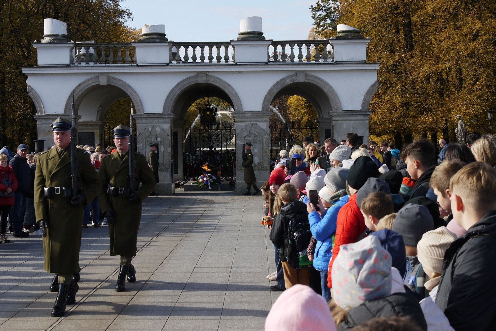 Zmiana warty przy Grobie Nieznanego żołnierza, z prawej strony stojący ludzie