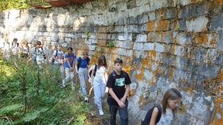 Grupa uczniów idąca wnętrzem toru saneczkowego w Karpaczu