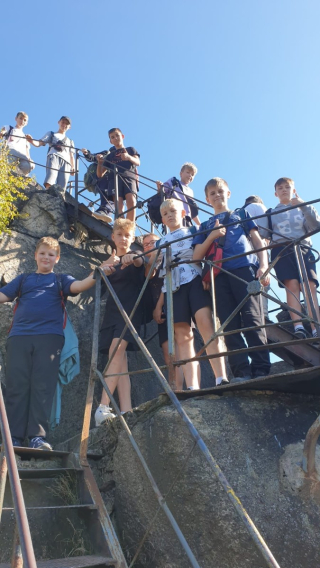uczniowie schodzący po schodach ze szczytu góry